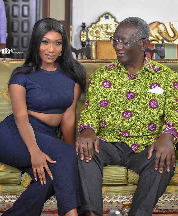 Wendy Shay pose with President Kufuor 