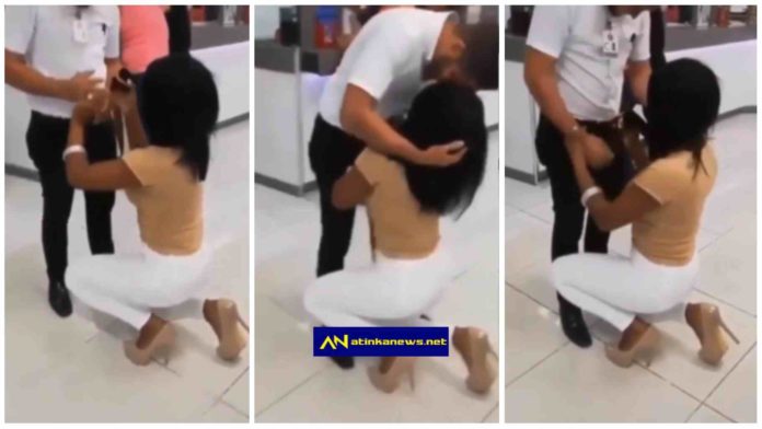 lady went on her knees to propose to her boyfriend